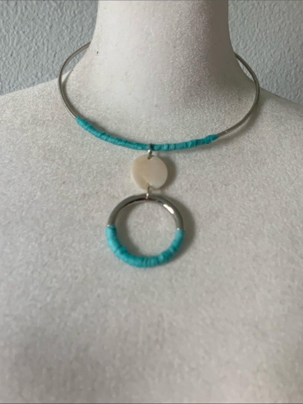 NWOT Turquoise and Silver Circle Pendant Choker Necklace